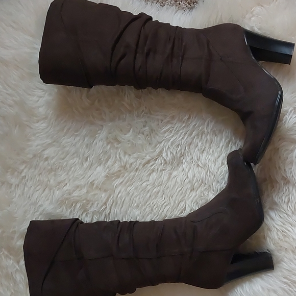 Brown soft slouch boots - Picture 3 of 7